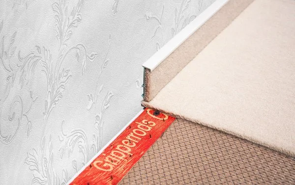 Плинтус для ковролина Korner Listwa 100 Белый 2,5м (50мм) в Набережных Челнах