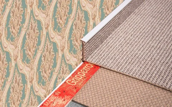 Плинтус для ковролина Korner Listwa 106 Светло-серый 2,5м (50мм) в Набережных Челнах