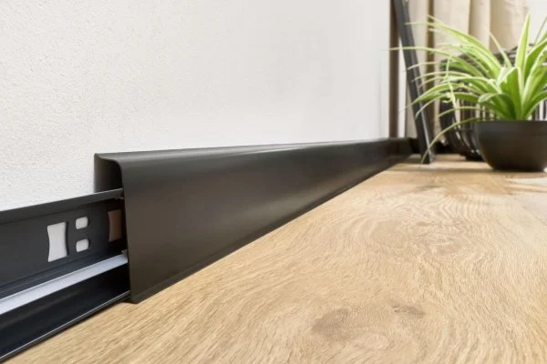 Плинтус пластиковый Arbiton INDO70 220 Чёрный матовый 2.5 м в Набережных Челнах