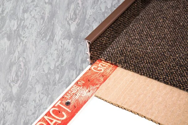 Плинтус для ковролина Korner Listwa 105 Темно-коричневый 2,5м (50мм) в Набережных Челнах