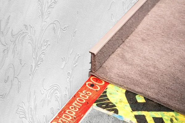 Плинтус для ковролина Korner Listwa 102 Беж 2,5м (50мм) в Набережных Челнах